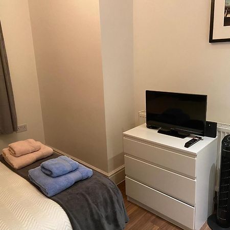Notting Hill Next Door Bedroom In The Share Flat Лондон Экстерьер фото