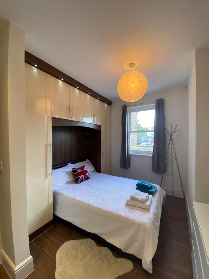 Notting Hill Next Door Bedroom In The Share Flat Лондон Экстерьер фото