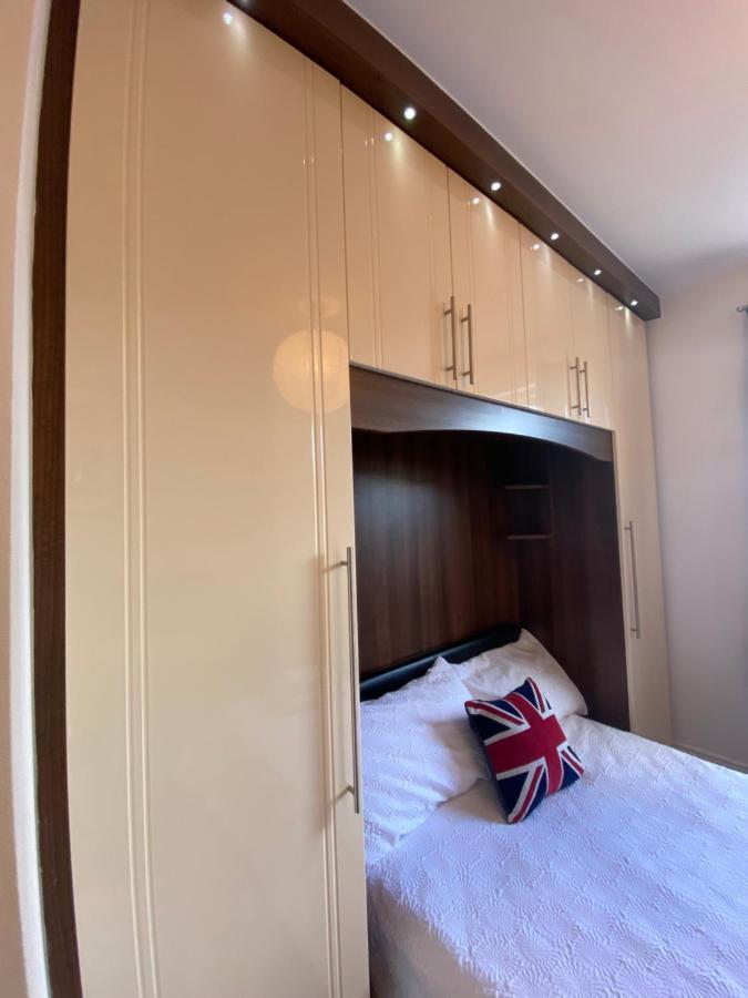 Notting Hill Next Door Bedroom In The Share Flat Лондон Экстерьер фото