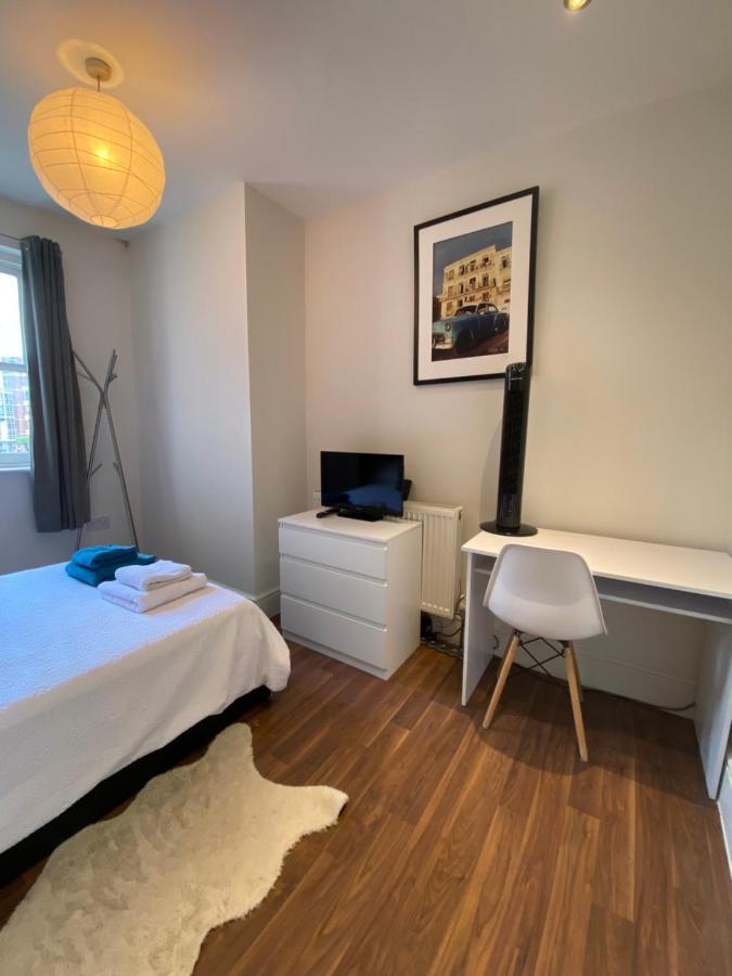 Notting Hill Next Door Bedroom In The Share Flat Лондон Экстерьер фото