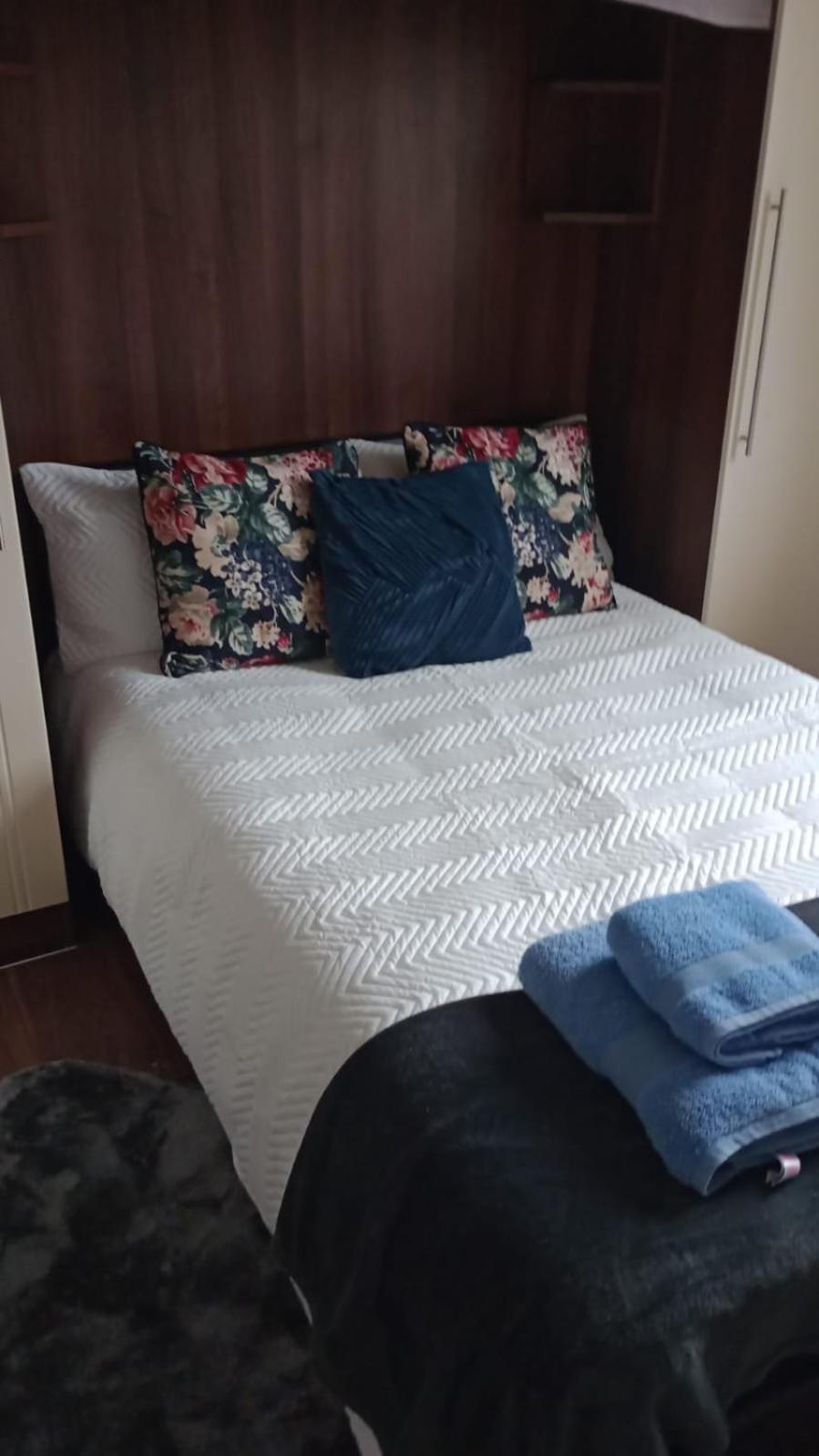 Notting Hill Next Door Bedroom In The Share Flat Лондон Экстерьер фото