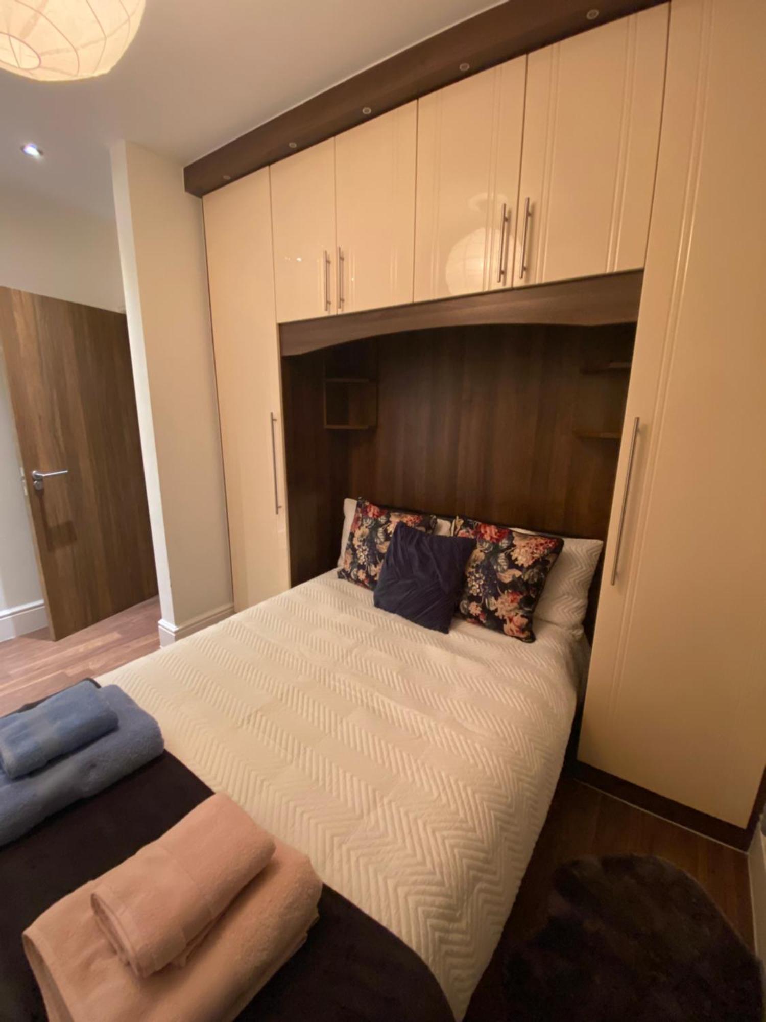 Notting Hill Next Door Bedroom In The Share Flat Лондон Экстерьер фото