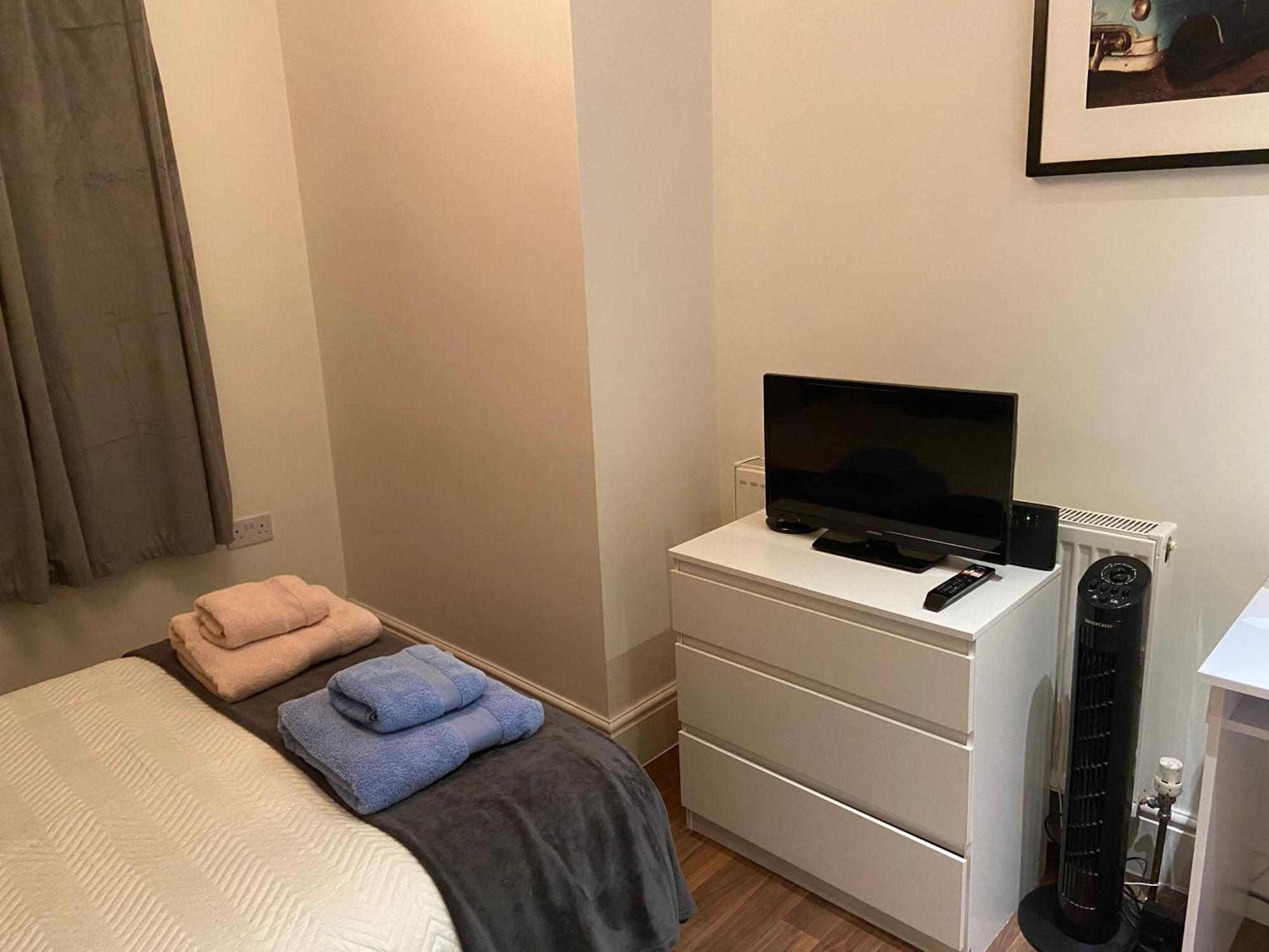Notting Hill Next Door Bedroom In The Share Flat Лондон Экстерьер фото